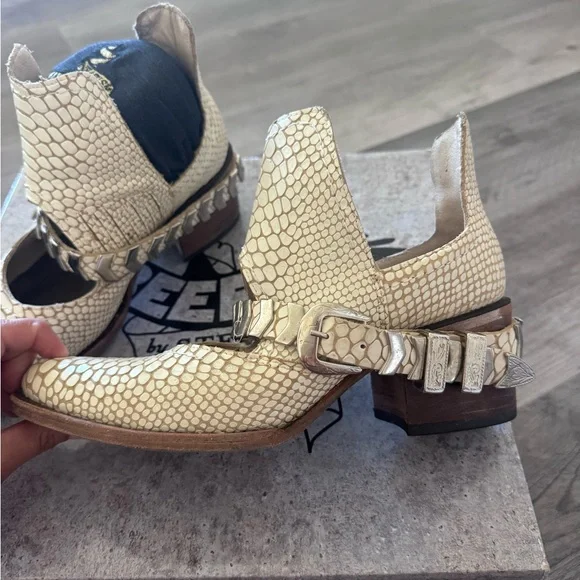 Freebird Blade Leather Ankle Boots white snake color - Picture 7 of 13